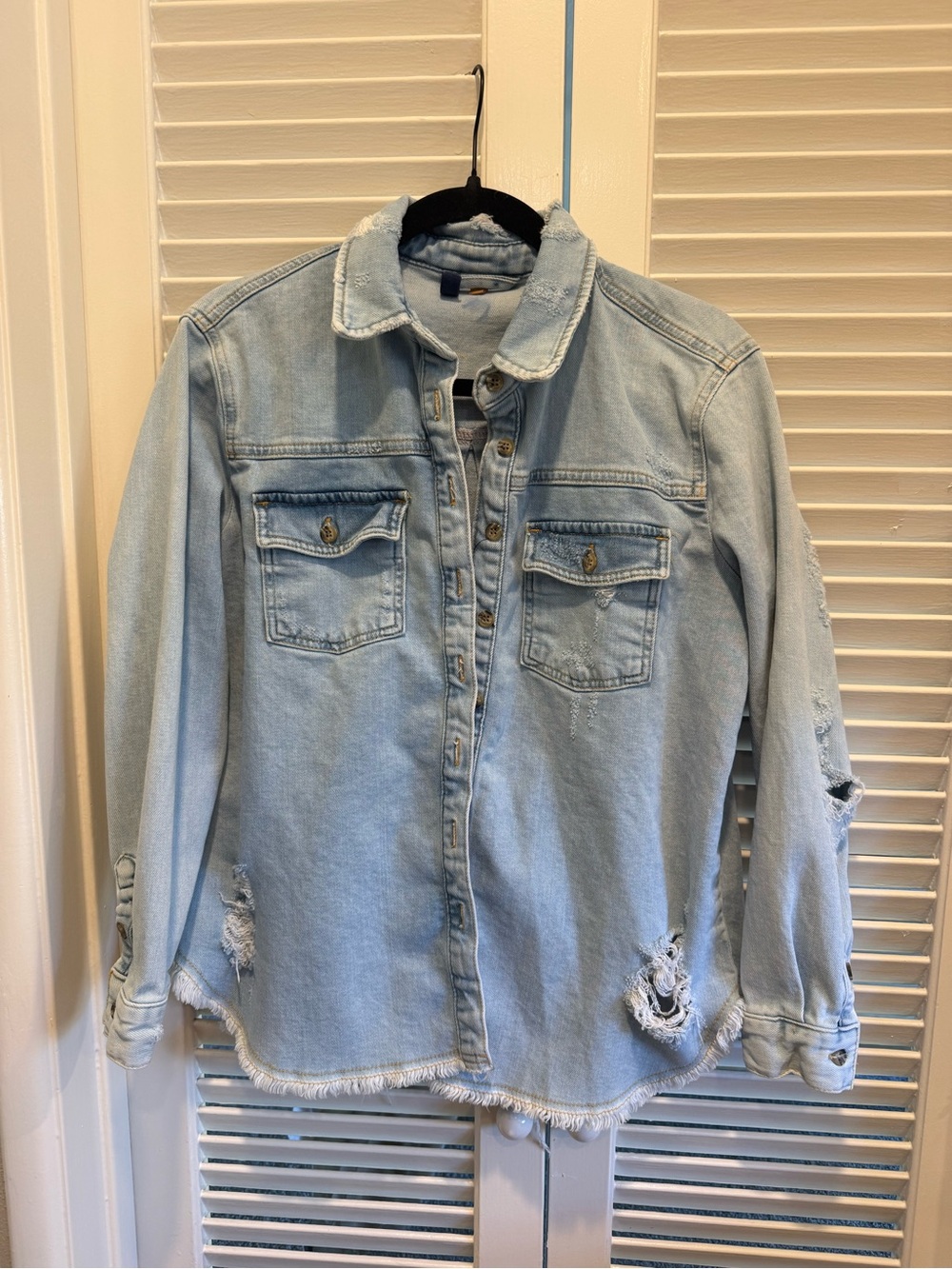 ANTHROPOLOGIE Pilcro Denim
Oversized Shirt Jacket Size XS
Distressed Button Down